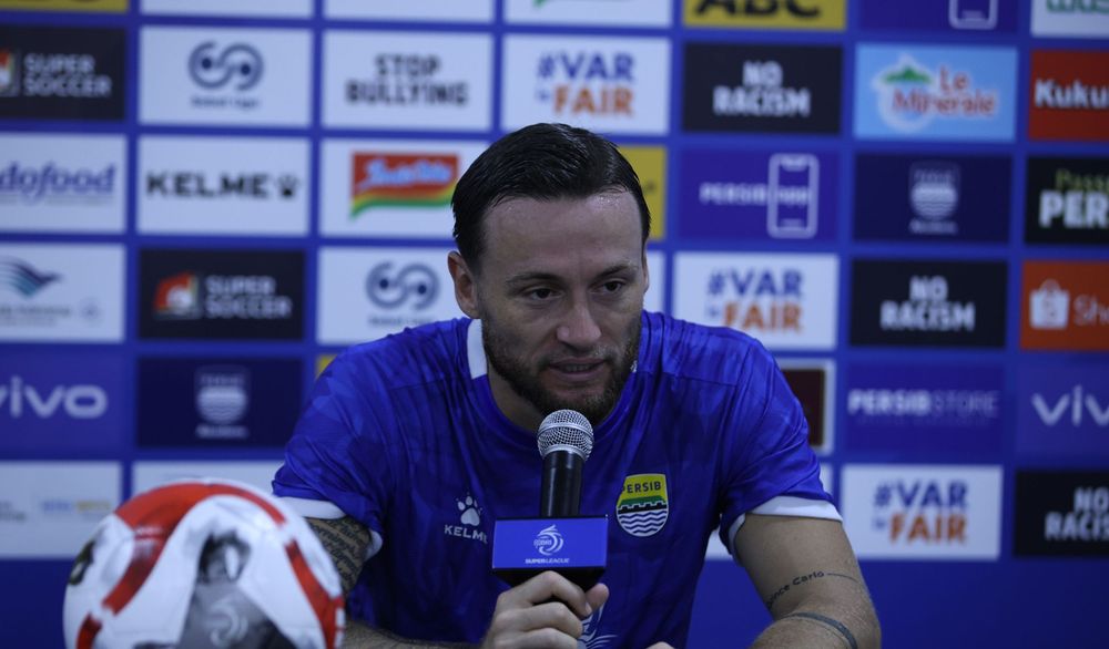 Marc Klok saat hadiri konferensi pers jelang pertandingan di GBLA. (Dok. Persib) - Image