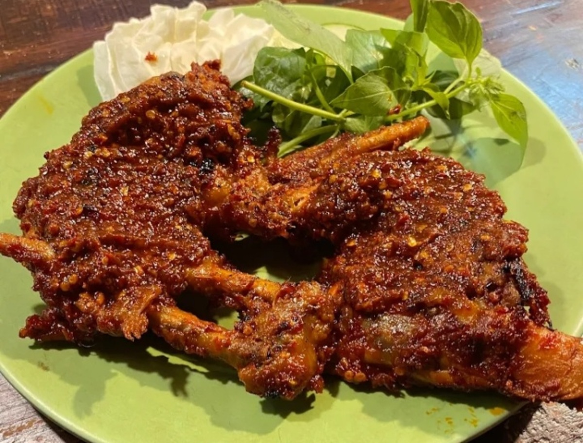 Ayam Bakar Artomoro, salah satu rekomendasi spot kuliner yang selalu diincar para wisatawan saat berlibur ke Jogja. (Google Maps/ Sisca Dewi) - Image