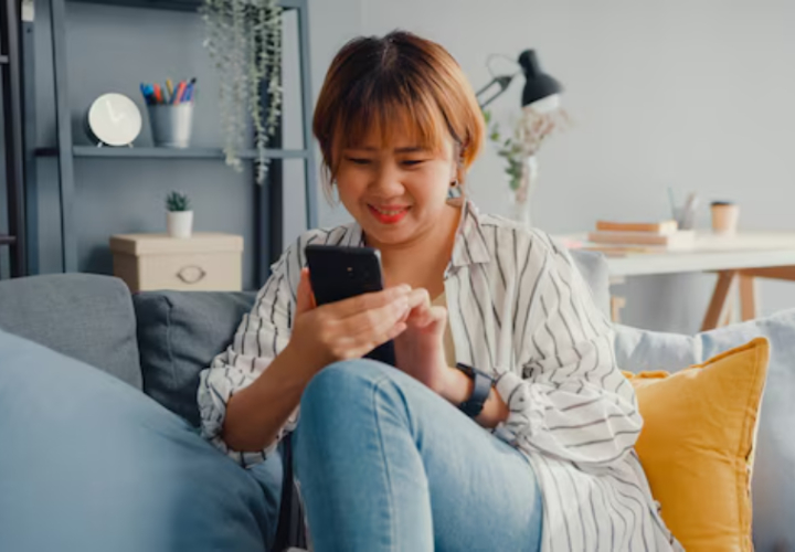 seseorang yang lambat merespons pesan teks./Freepik/tirachardz - Image