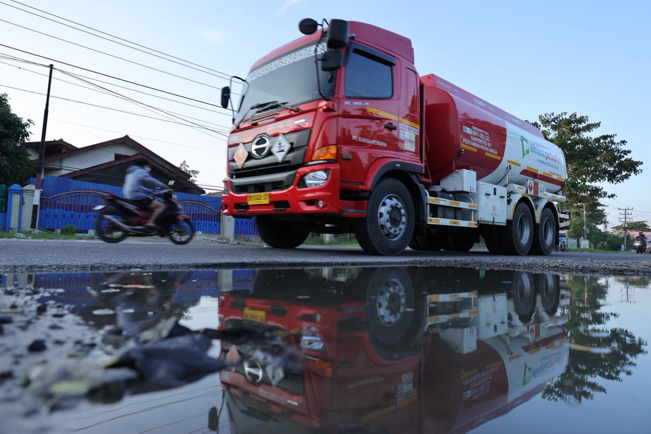 Mobil BBM Pertamina menempuh jarak sejauh 223 kilometer yang biasanya ditempuh enam jam, kini menjadi perjalanan 48 jam akibat banjir dan tanah longsor yang melanda Sumatera Barat. - Image