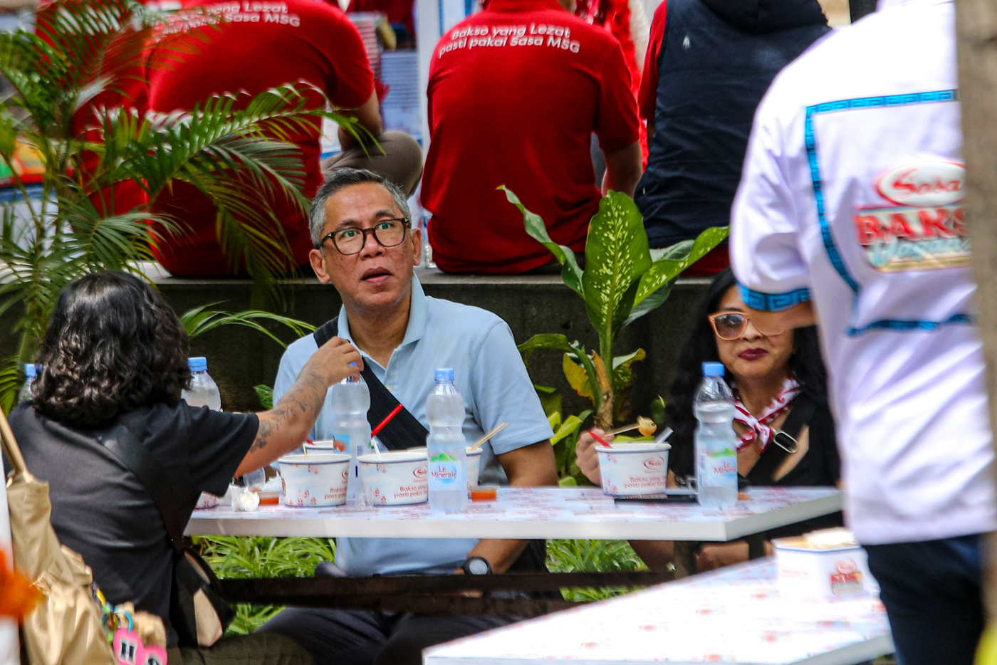 Pengunjung menikmati bakso dalam ajang Sasa Bakso Vaganza 2025 di Sarinah, Jakarta, Sabtu (6/12/2025