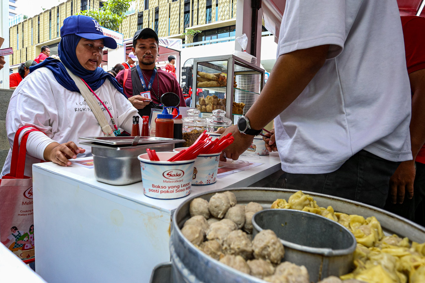 Pengunjung menikmati bakso dalam ajang Sasa Bakso Vaganza 2025 di Sarinah, Jakarta, Sabtu (6/12/2025