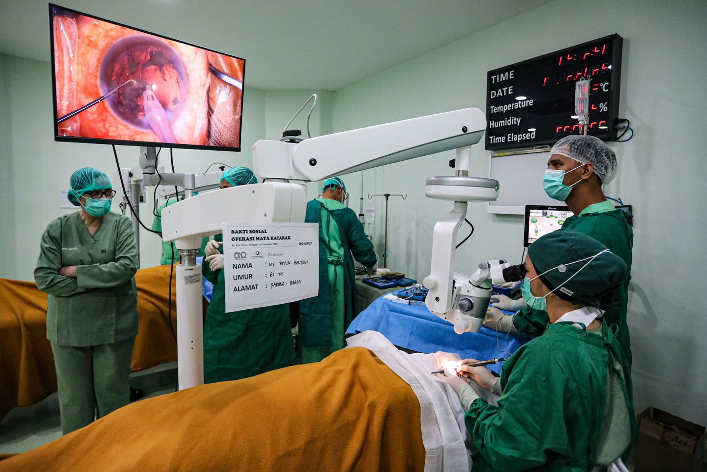 Dokter melakukan tindakan operasi mata katarak di RS Puri Cinere, Depok, Jawa Barat. (Dok JawaPos.com) - Image