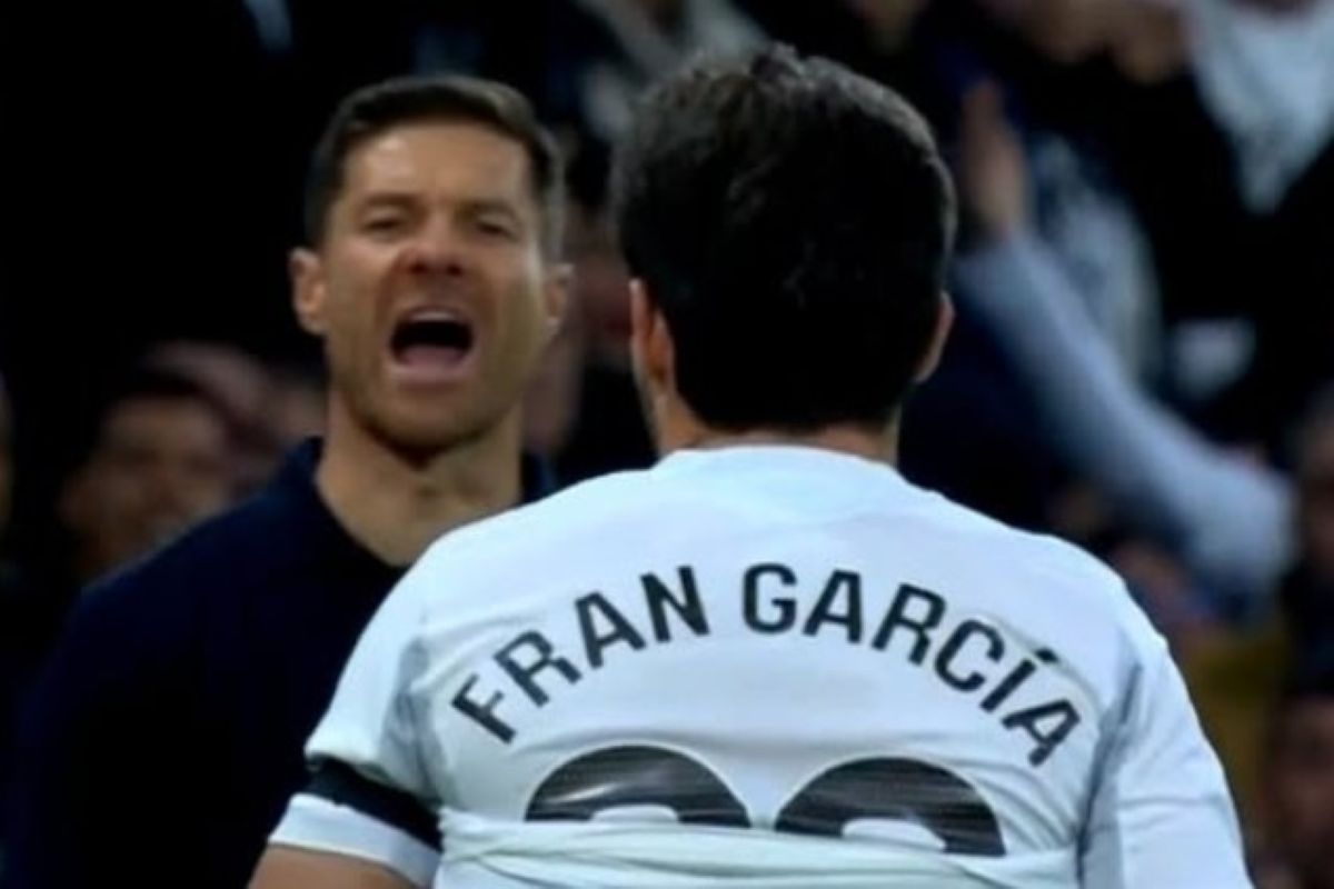Xabi Alonso marah besar kepada Fran Garcia usai kartu merah lawan Celta Vigo. (ig @madridismo.360) - Image