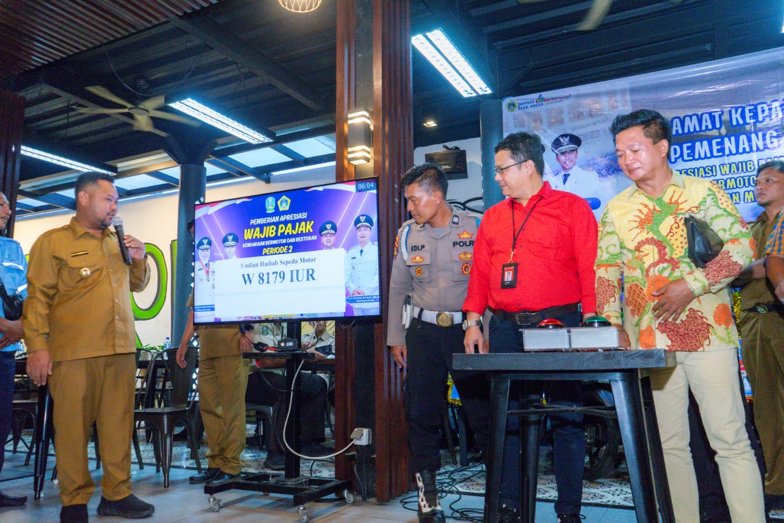 Bupati Fandi Akhmad Yani (kiri) mengundi pemenang hadiah apresiasi wajib pajak Selasa (9/12). (Pemkab untuk Jawa Pos) - Image