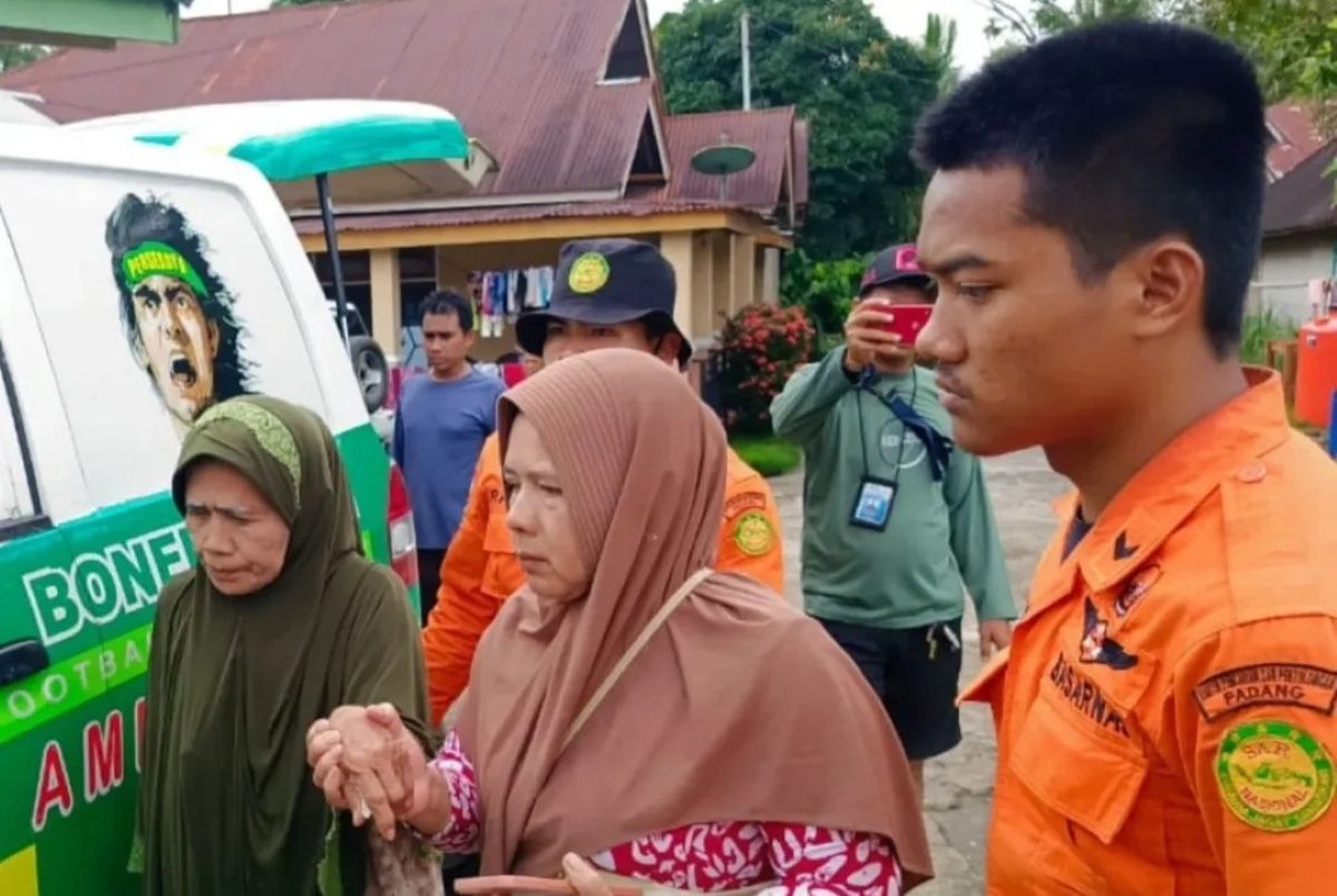 Suporter Persebaya Bonek Disaster Rescue Team beraksi membantu korban banjir di Sumatera Baratw. (ww.instagram.com) - Image