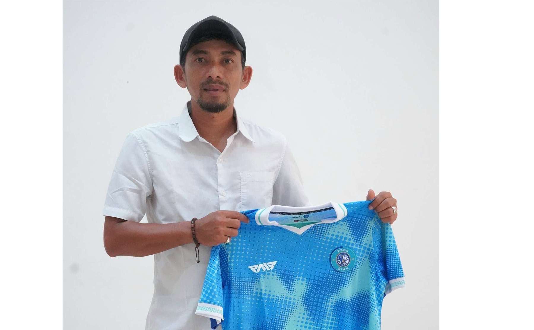 Agus Sugeng pelatih baru PSBS Biak. (Dok. PSBS) - Image