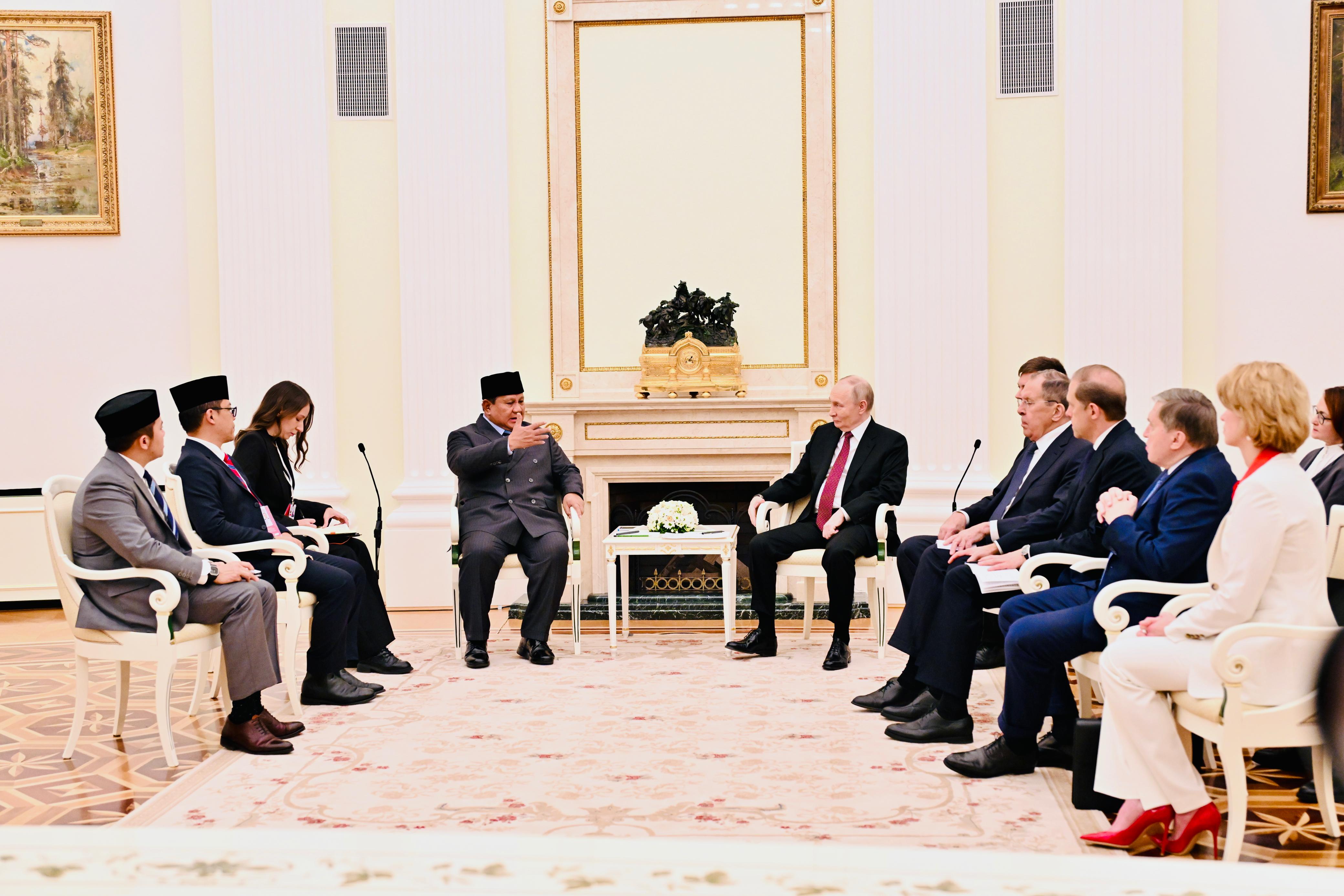 Presiden RI Prabowo Subianto bertemu dengan Presiden Rusia Vladimir Putin di Istana Kremlin, Moskow,