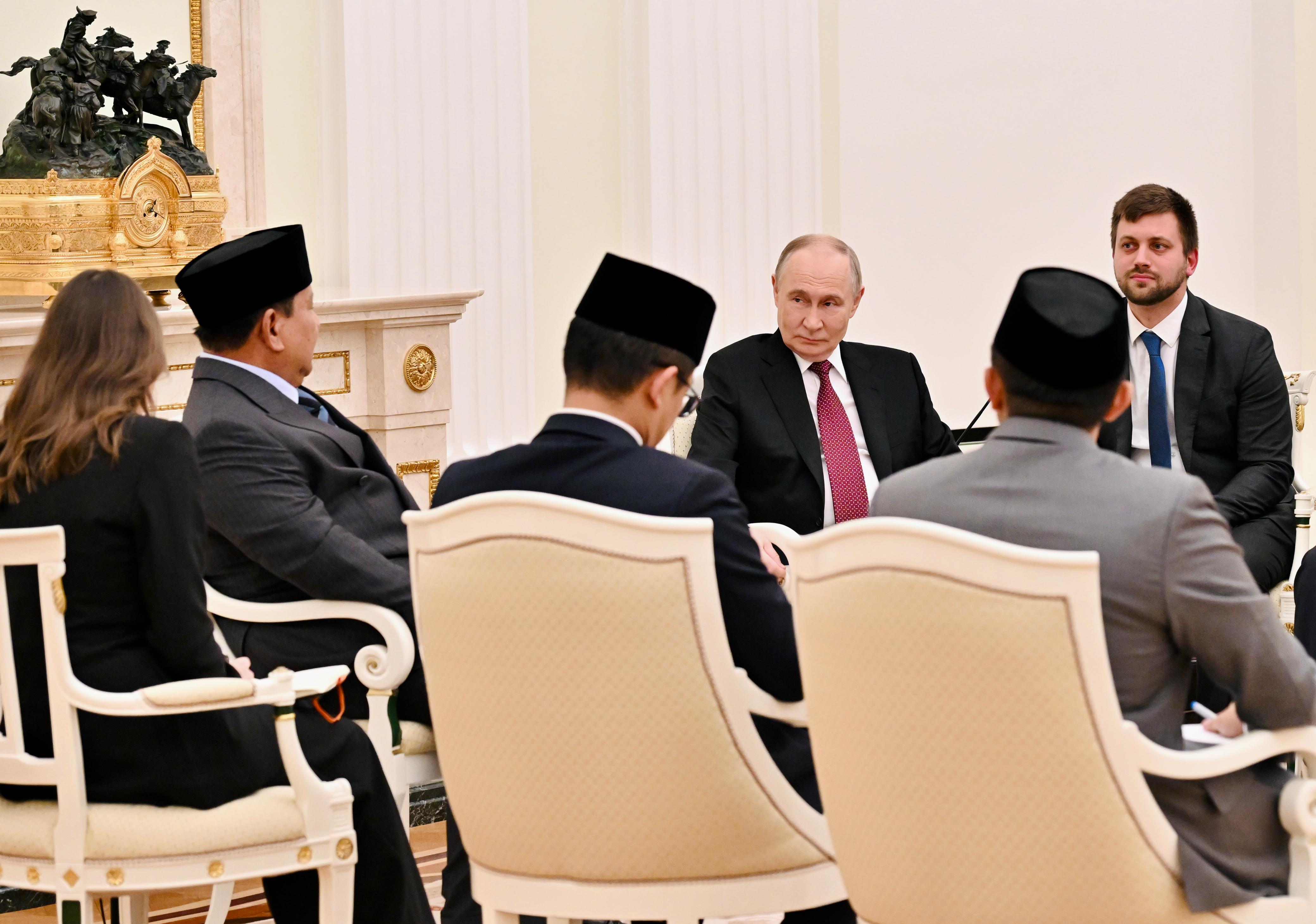 Presiden RI Prabowo Subianto bertemu dengan Presiden Rusia Vladimir Putin di Istana Kremlin, Moskow,