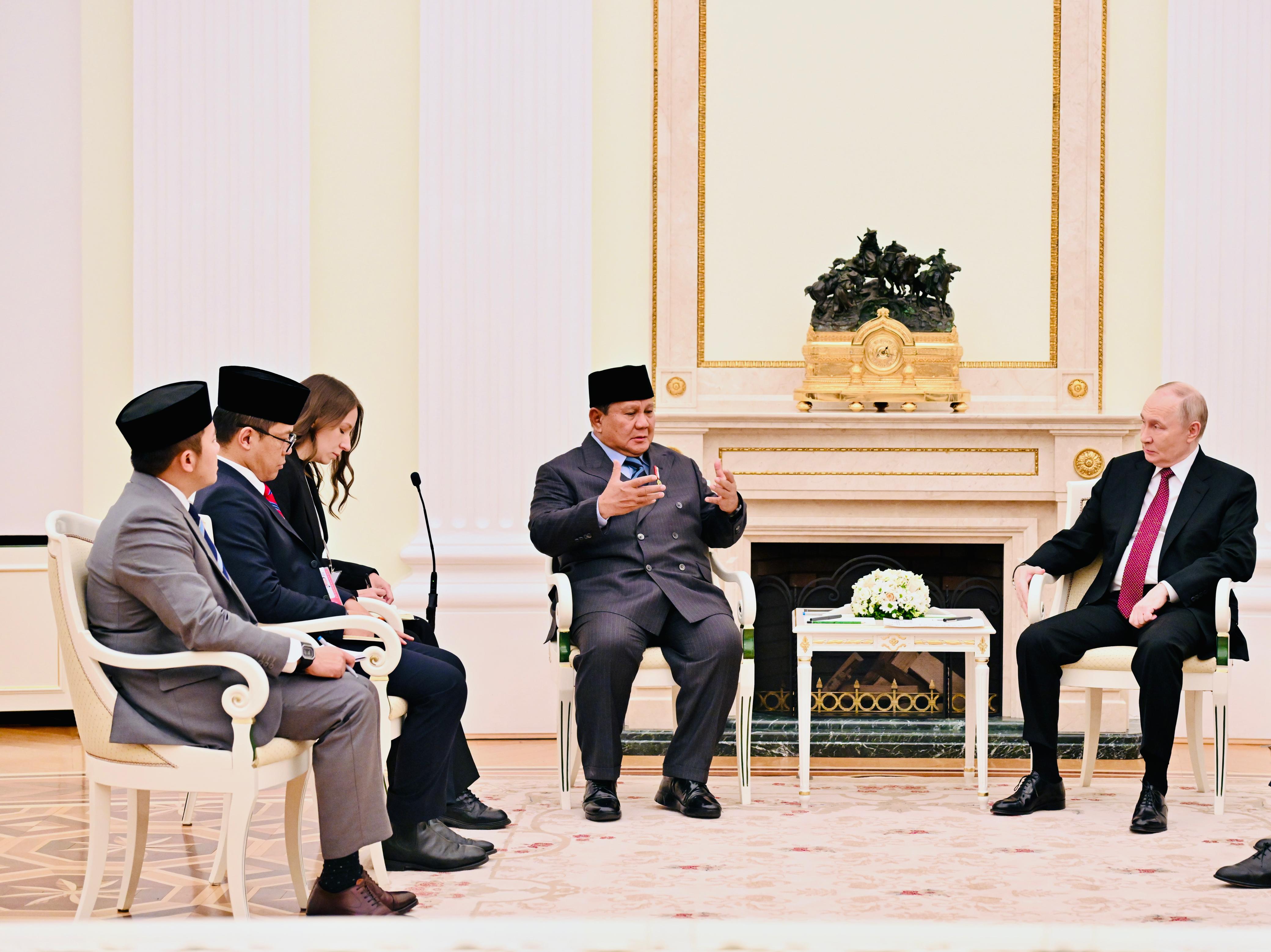 Presiden RI Prabowo Subianto bertemu dengan Presiden Rusia Vladimir Putin di Istana Kremlin, Moskow,