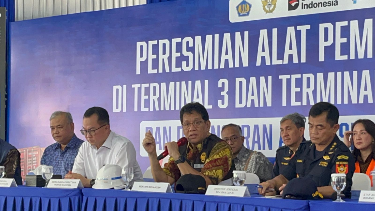 Menteri Keuangan Purbaya Yudhi Sadewa mengapresiasi inovasi teknologi Bea Cukai dalam menciptakan sistem pemindai peti kemas dan aplikasi Trade AI. - Image