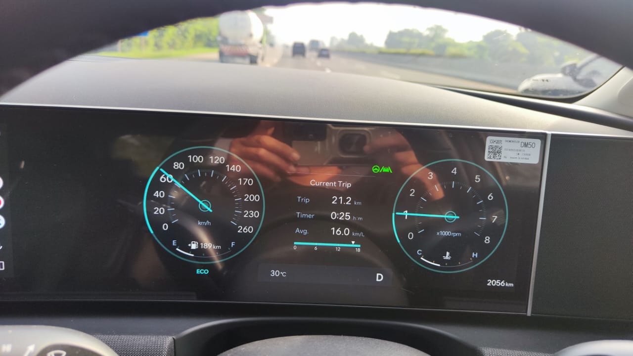 Konsumsi BBM Hyundai Tucson 2025 terbilang efisien untuk SUV berbadan besar. Di perjalanan tol, catatan tembus sekitar 16 km per liter,