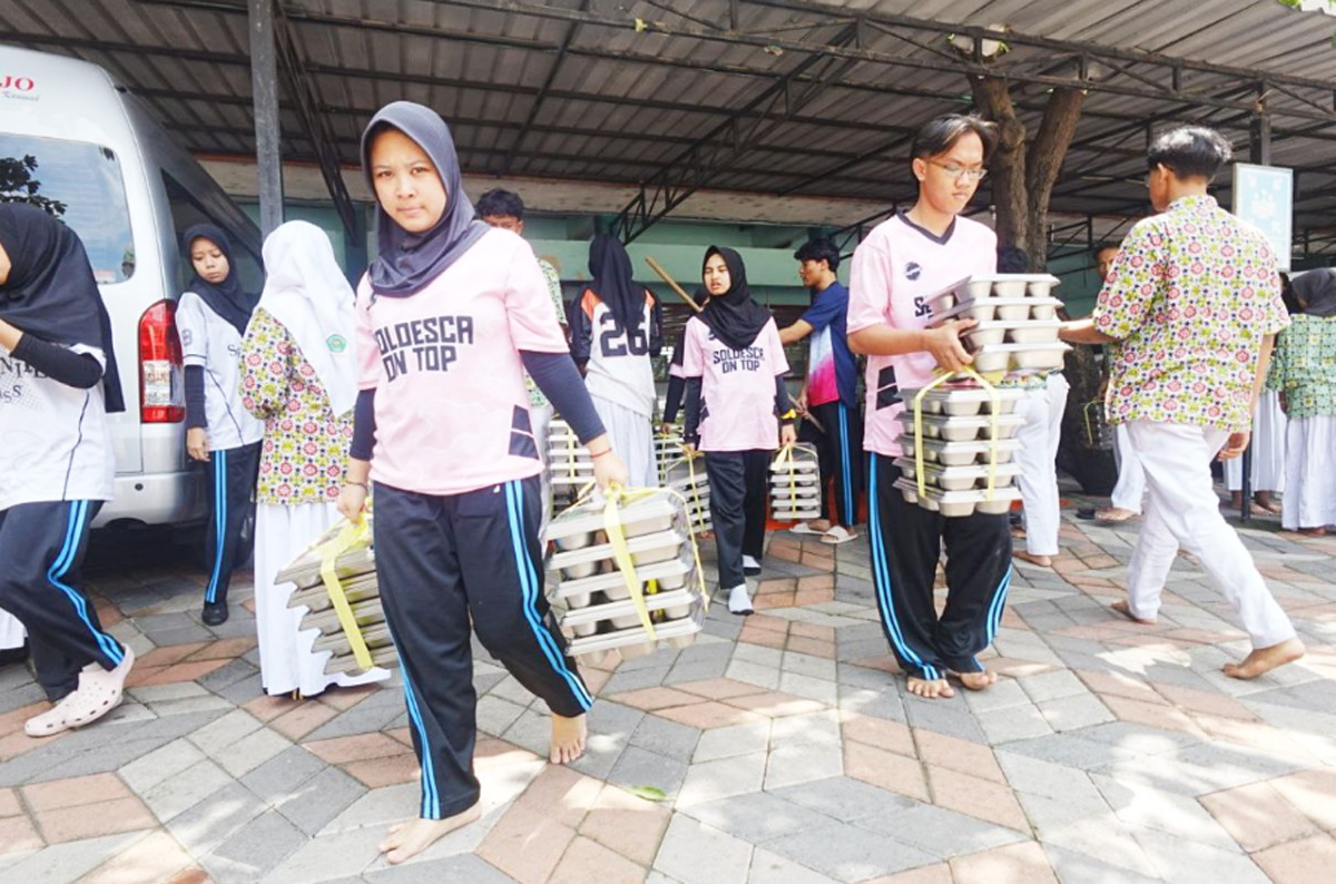 Antusiasme siswa MAN Sidoarjo menyambut ompreng MBG. (Moch. Rizky Pratama Putra/JawaPos.com)
