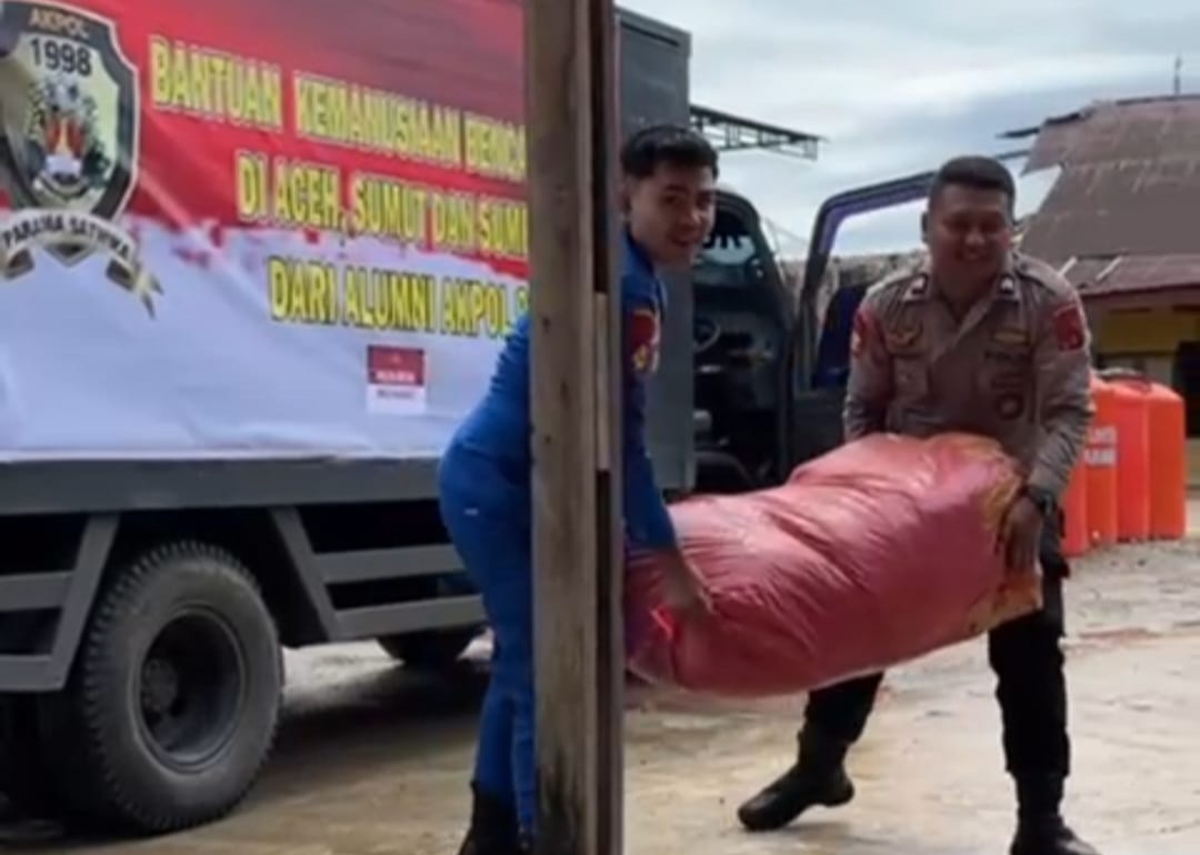 Alumni Akademi Kepolisian (Akpol) Angkatan 1998 mengirim bantuan berupa paket seragam sekolah dan sembako untuk para pengungsi. (Istimewa) - Image