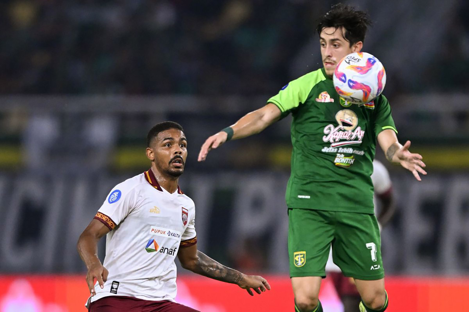 Laga Persebaya vs Borneo musim lalu. Persebaya Surabaya tengah dalam kondisi krisis jelang lawan Borneo FC, termasuk tanpa Rivera (kanan). (Dok. Borneo FC) - Image