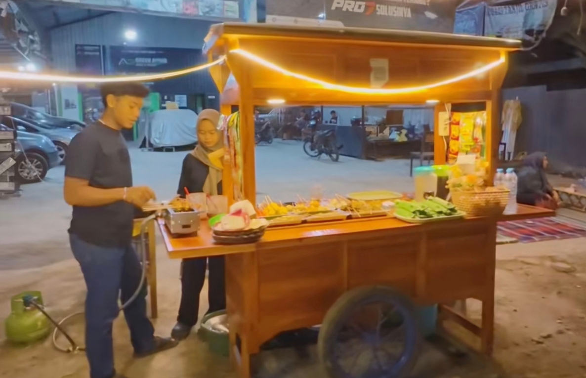 Spot jajan malam di Gresik, Angkringan Xiao Tresna. (TikTok @blqszkyh)