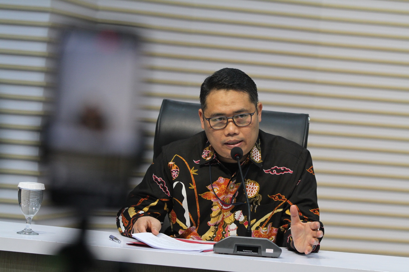Pelaksana Tugas Deputi Penindakan dan Eksekusi KPK Asep Guntur Rahayu. (Salman Toyibi/ Jawa Pos) - Image
