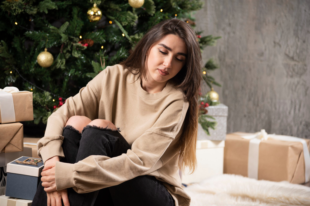 ciri orang merasa kesepian selama natal menurut psikologi. (Freepik/ azerbaijan_stockers) - Image