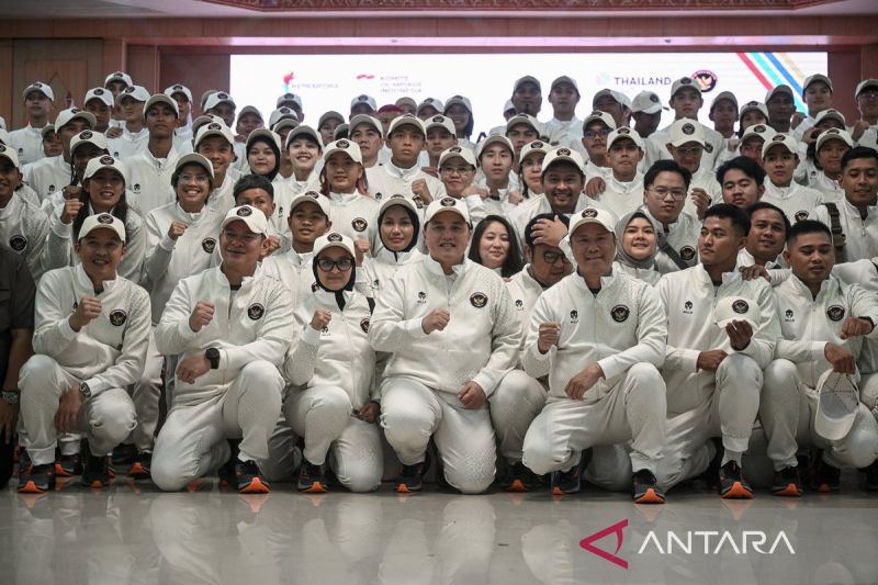 pengukuhan tim Indonesia untuk SEA Games 2025 di kantor Kemenpora, Jakarta, Jumat (5/12/2025). (ANTARA) - Image