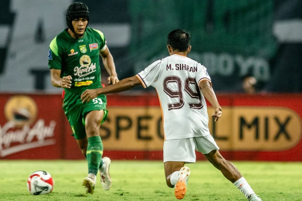 Rachmat Irianto tunjukkan bagaimana semangat juang Persebaya Surabaya. (Persebaya Surabaya)