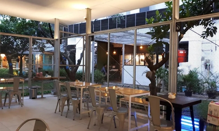 Kafe dekat Stasiun KA Gambir Jakarta - Image