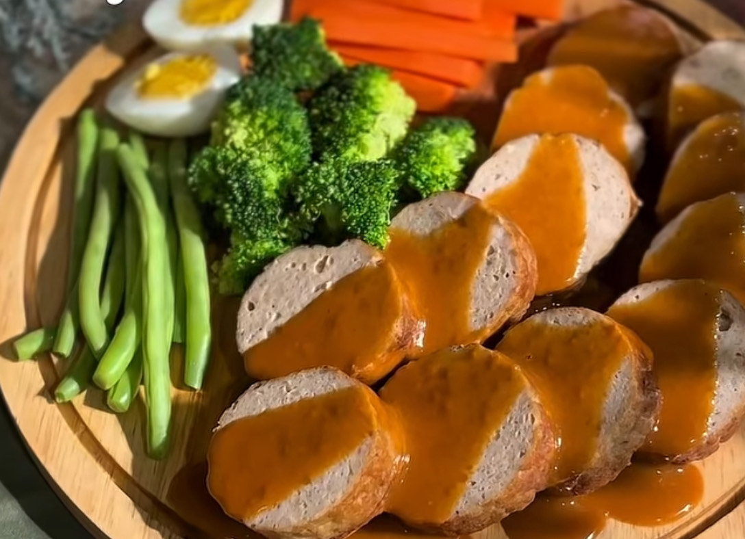 Potret galantine ayam homemade yang lembut, gurih, dan cocok untuk ide hampers. (Sumber: instagram.com/@marianesia) - Image