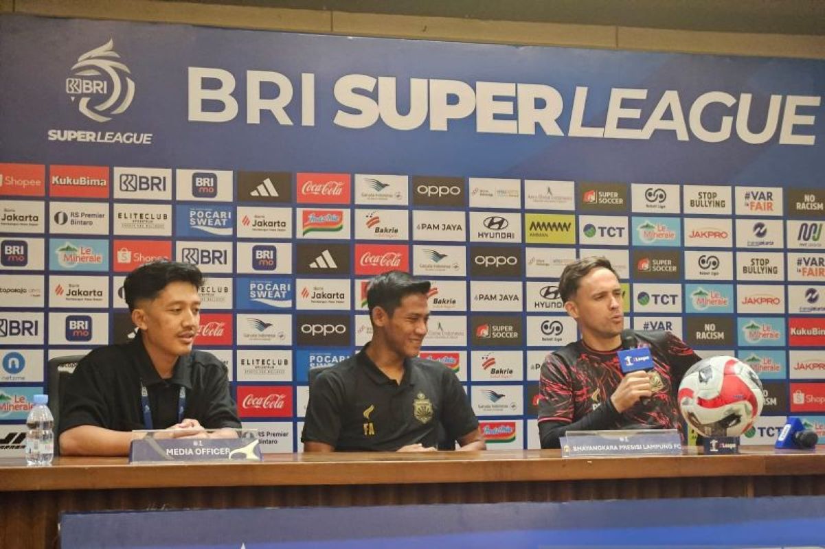 Pemain Bhayangkara FC Firza Andika (tengah) dan pelatih Paul Munster (kanan). (Rauf Adipati/Antara) - Image