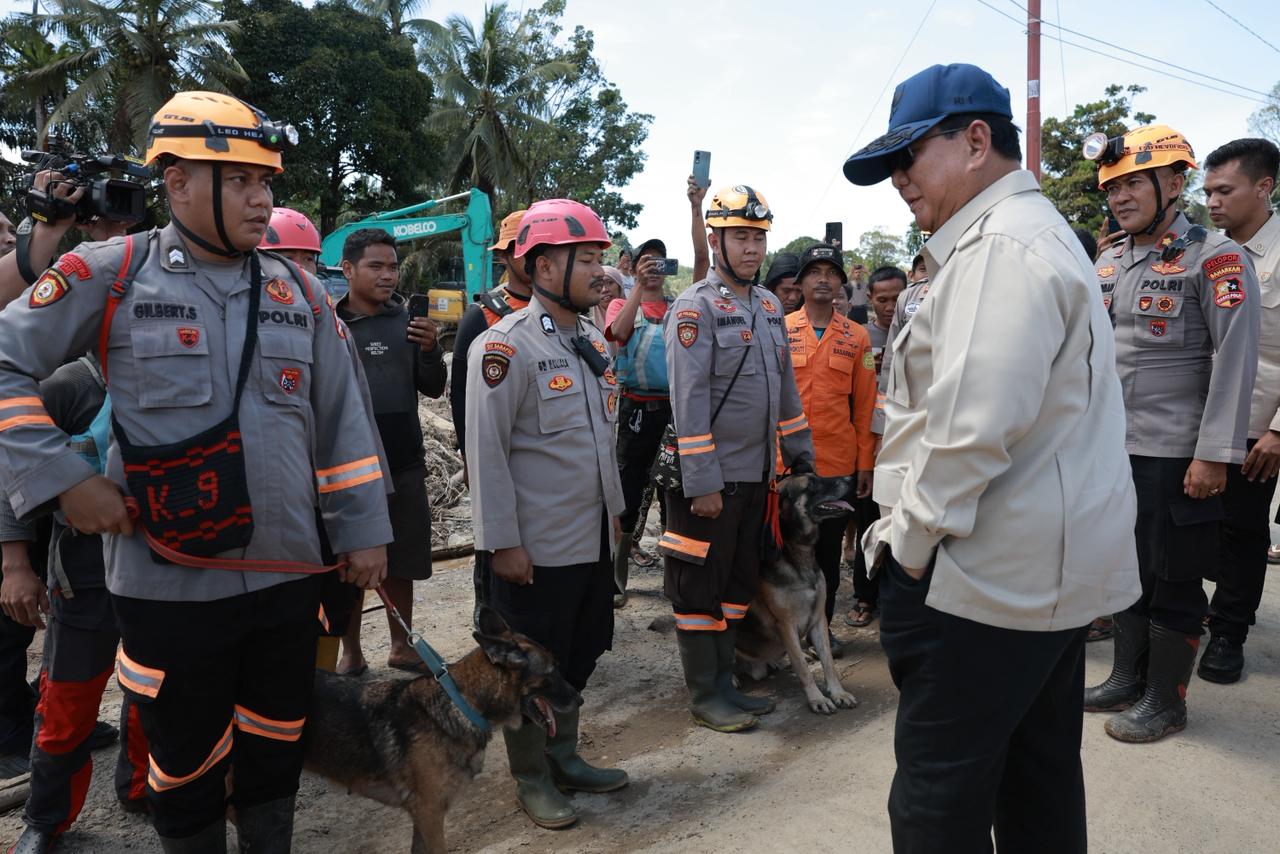 Presiden Prabowo Subianto meninjau Kabupaten Tapanuli Selatan, tepatnya di kawasan Batang Toru, Sumatera Utara, Rabu (31/12). (Istimewa) - Image