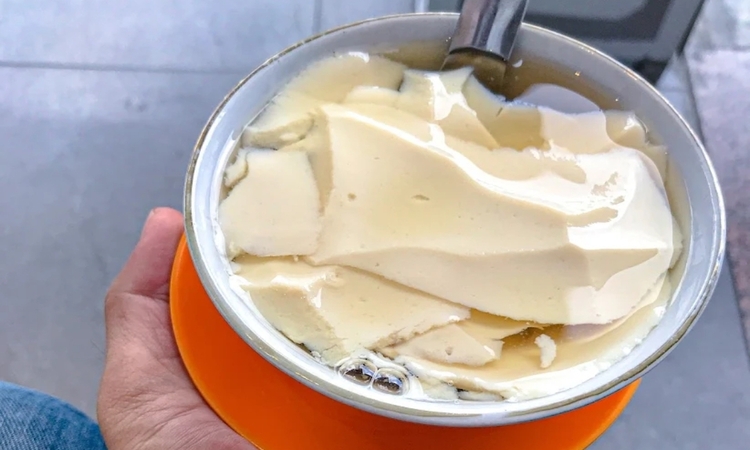 Hangatnya Wedang Tahu, manisnya kuah jahe, dan lembutnya tahu putih siap menyambut lidah Anda di setiap suapan./Google. - Image