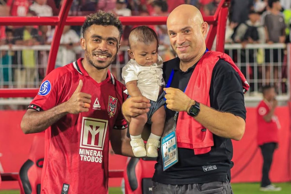 Bernardo Tavares bersama mantan pemainnya Yance Sayuri. (Instagram @yansayuri11) - Image
