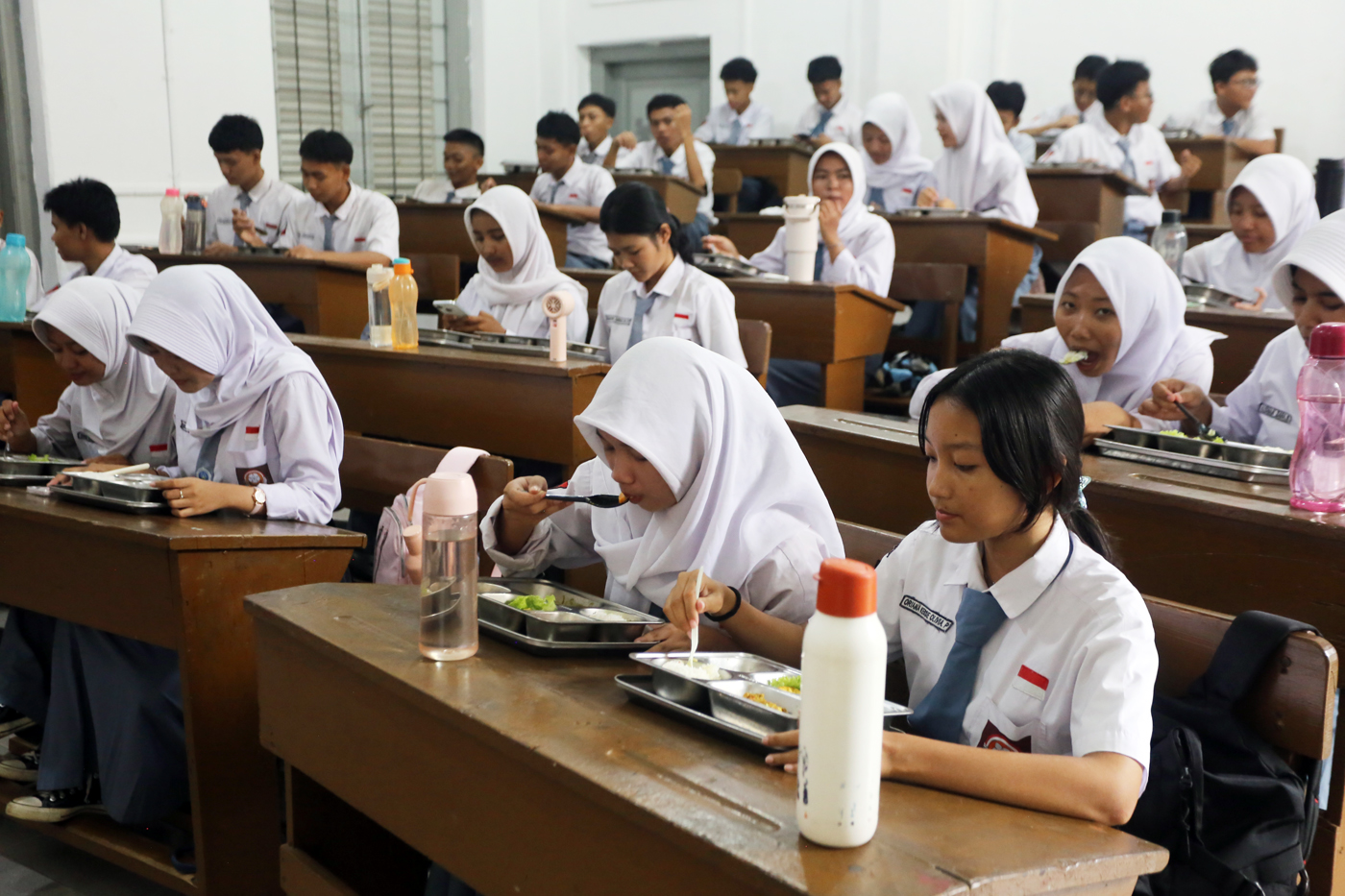 Siswa saat menyantap Makan Bergizi Gratis (MBG) di SMK Negeri 1 Jakarta. (Dery Ridwansah/ JawaPos.com) - Image