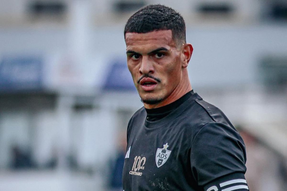 Gustavo Fernandes dikabarkan jadi kepingan terakhir Bernardo Tavers di Persebaya Surabaya. (Instagram @_guufernandes99) - Image