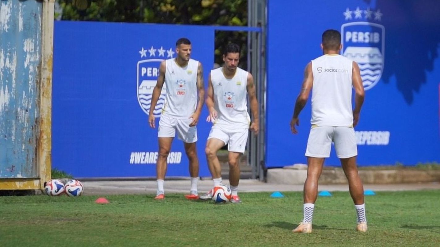 Duel klasik Persib vs Persija, Thom Haye siap bawa Persib meraih kemenangan di GBLA. (persib.co.id) - Image