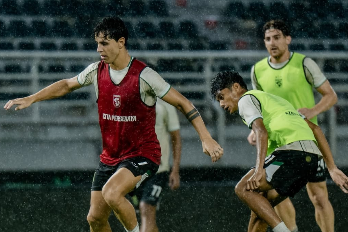 Bruno Moreira (kiri) siap bertarung hadapi skuad mewah Malut United di kandang Persebaya Surabaya. (Persebaya Surabaya) - Image