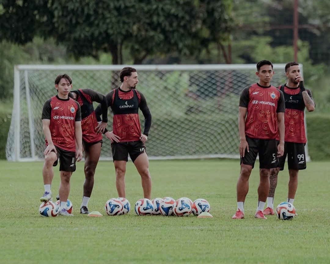 Skuad Persija saat jalani sesi latihan jelang hadaoi Persib di Super League. (@persija) - Image
