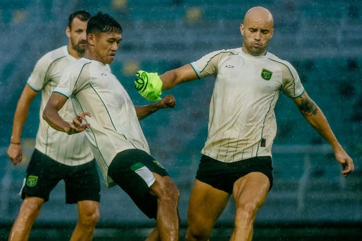Skuad Persebaya Surabaya siap bikin debut manis Bernardo Tavares saat jamu Malut United. (Persebaya Surabaya) - Image