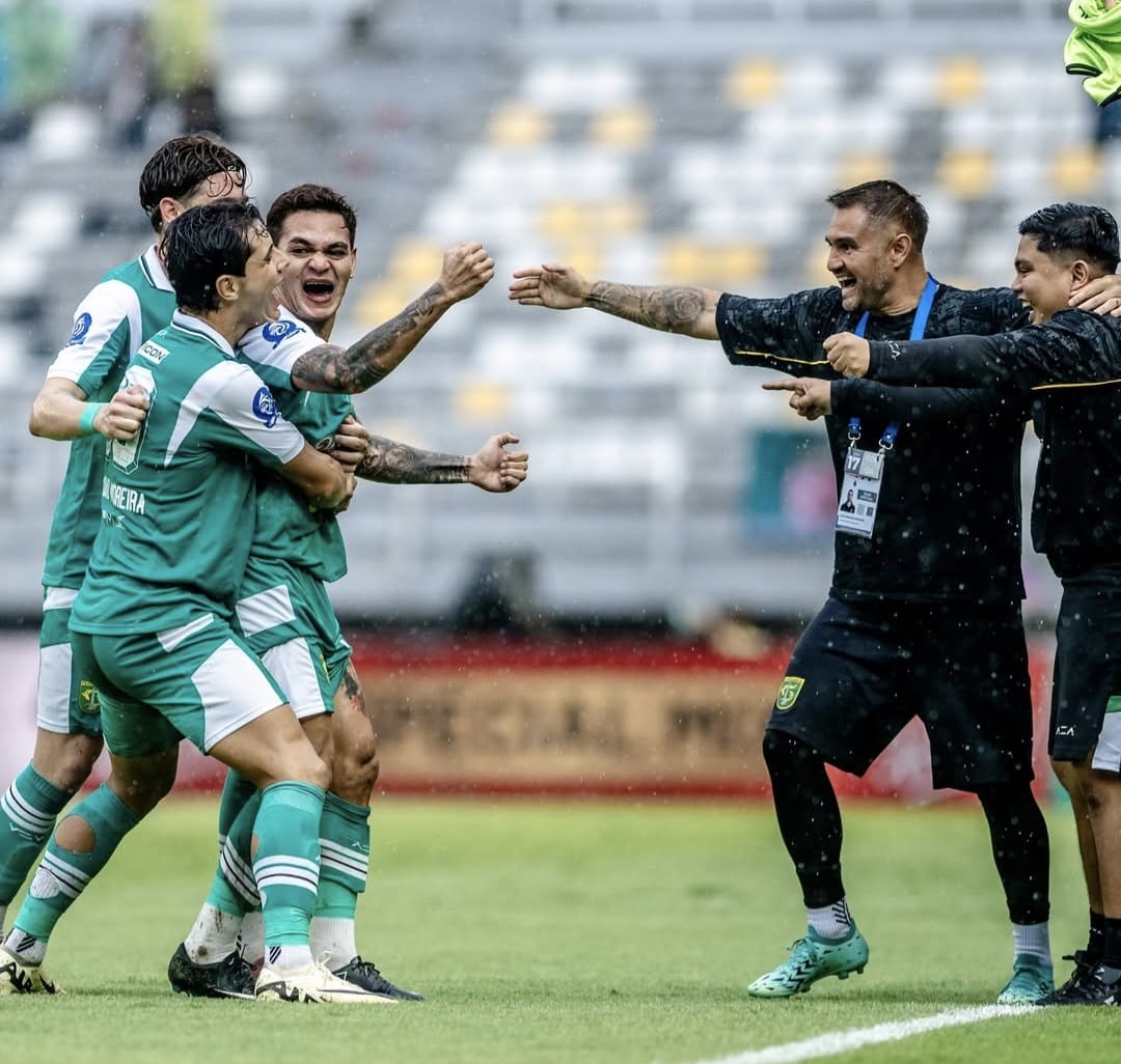 Debut manis Bernardo Tavares di Persebaya Surabaya sukses libas Malut United 2-1 di GBT. (Persebaya Surabaya) - Image