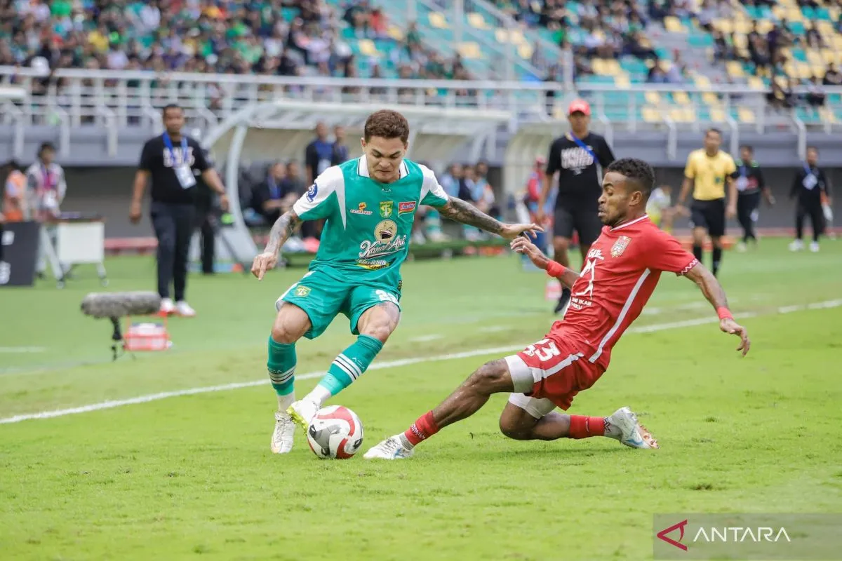 Laga Persebaya vs Malut United di GBT Surabaya (11/1/2025). Persebaya menang 2-1. (Dok. Antara) - Image