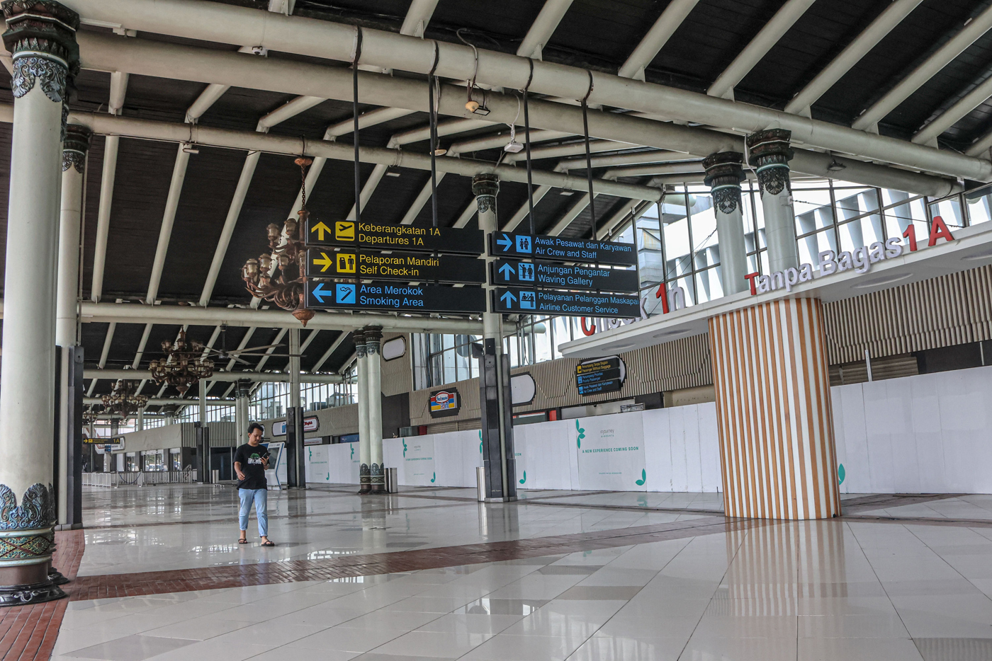 Suasana lengang di Terminal 1A, Bandara Soekarno-Hatta, Tangerang, Jumat (9/1/2026). (Hanung Hambara