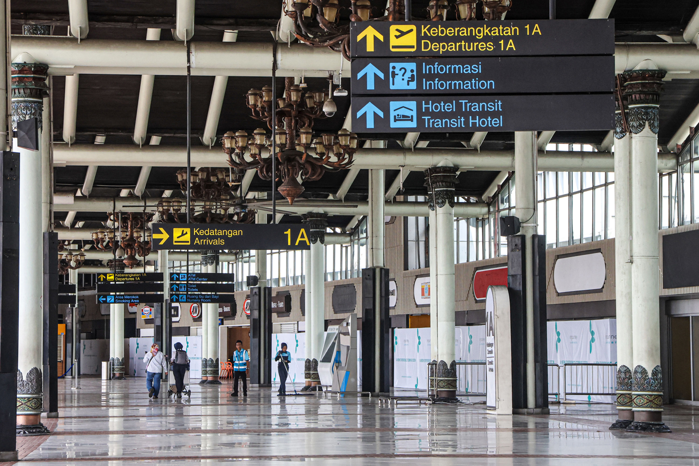Suasana lengang di Terminal 1A, Bandara Soekarno-Hatta, Tangerang, Jumat (9/1/2026). (Hanung Hambara