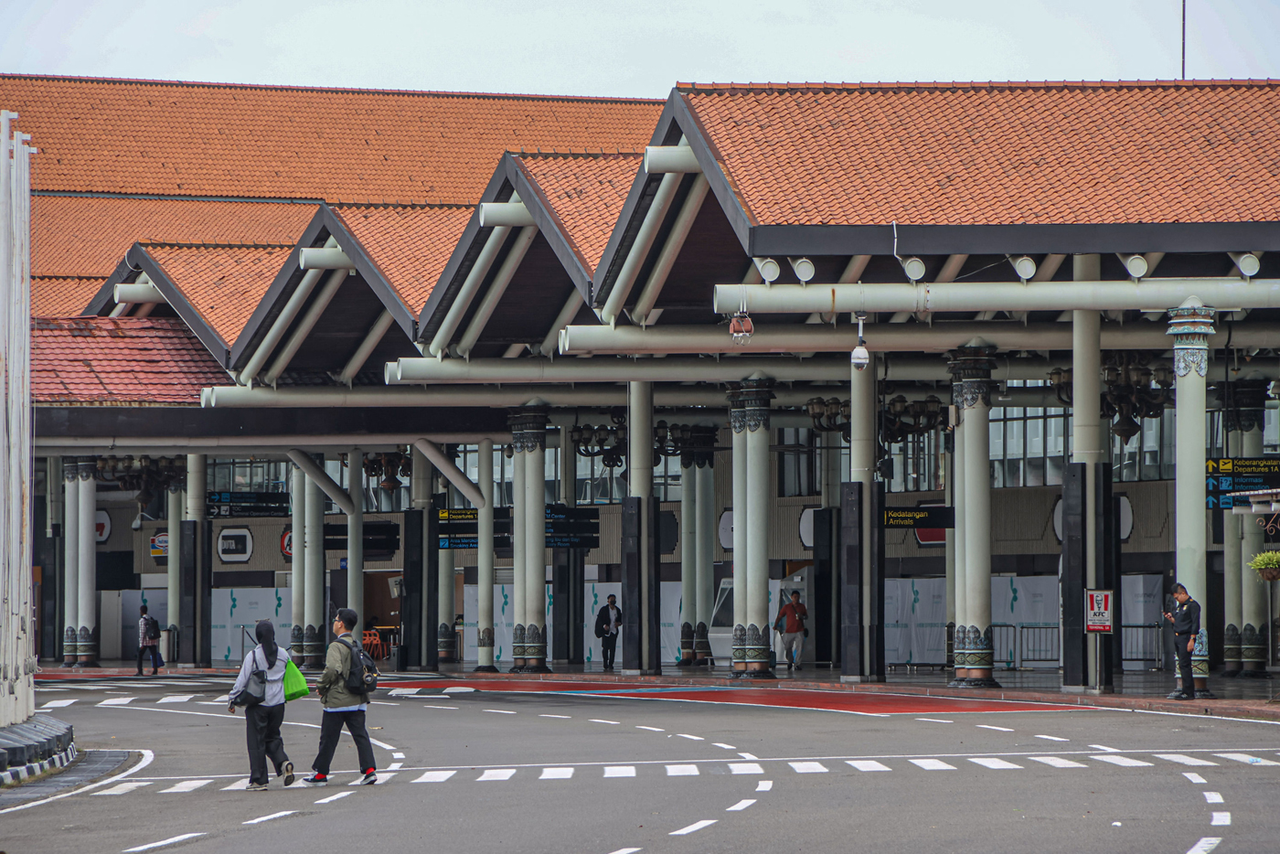 Suasana lengang di Terminal 1A, Bandara Soekarno-Hatta, Tangerang, Jumat (9/1/2026). (Hanung Hambara