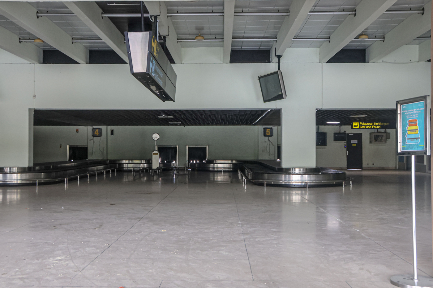 Suasana lengang di Terminal 1A, Bandara Soekarno-Hatta, Tangerang, Jumat (9/1/2026). (Hanung Hambara