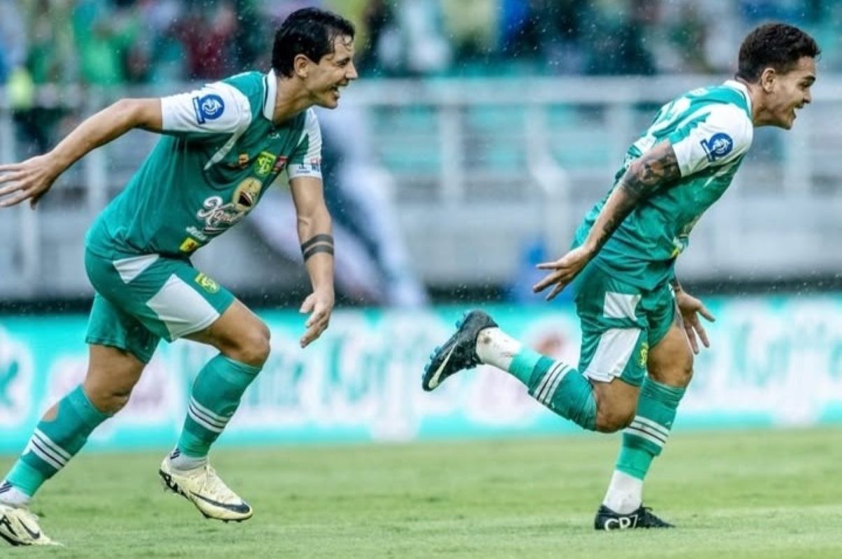 Bruno Moreira dan Gali Freitas, dua pemain Persebaya yang dianggap Bernardo Tavares sebagai penyerang berbahaya. (IG Persebaya) - Image