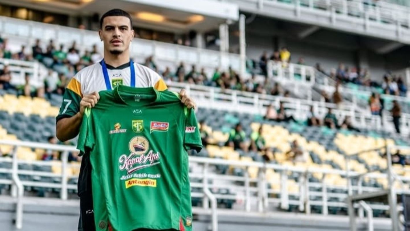 Gustavo Fernandes, bek tengah baru milik Persebaya, siap memperkuat jantung pertahanan Green Force. (IG Persebaya) - Image