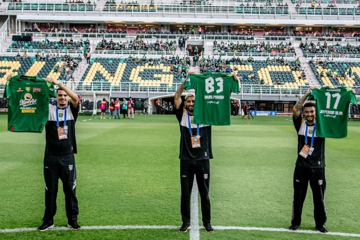 Datangnya tiga pemain asing baru di Persebaya Surabaya bikin penuh sesak kuota pemain asing. (Dok. Persebaya Surabaya) - Image