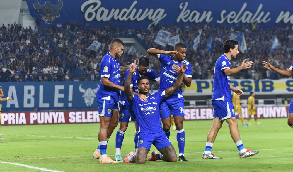 Solidnya lini pertahanan jadi fondasi Maung Bandung memuncaki klasemen Super League 2025/2026. (Dok. Persib) - Image