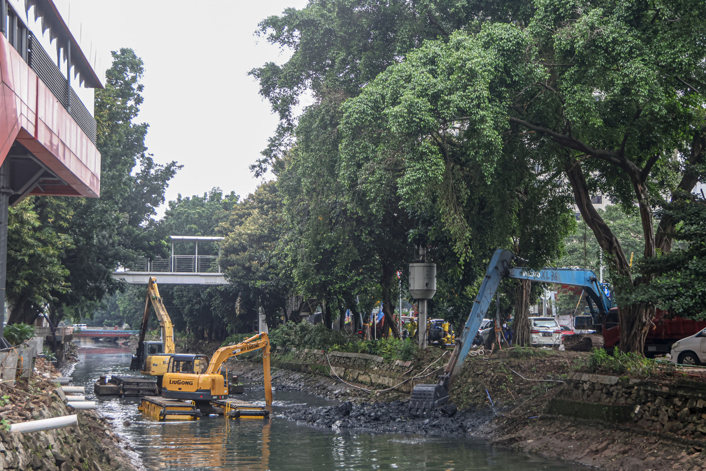 Sejumlah petugas dari Dinas Sumber Daya Air mengetuk sedimentasi di kali Cideng, Jakarta, Jumat (16/