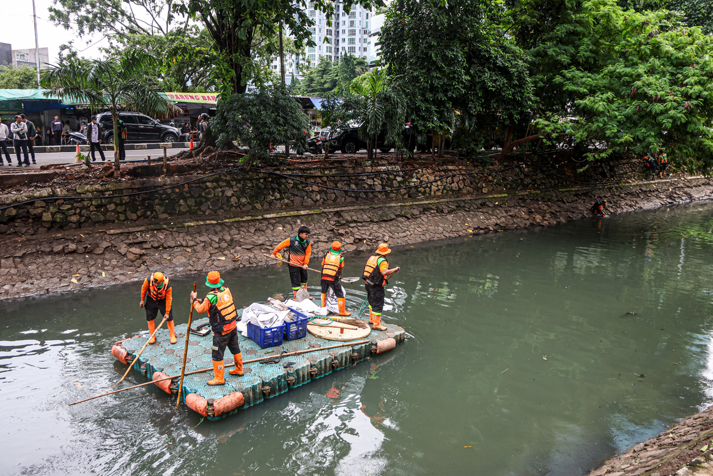 Sejumlah petugas dari Dinas Sumber Daya Air mengetuk sedimentasi di kali Cideng, Jakarta, Jumat (16/