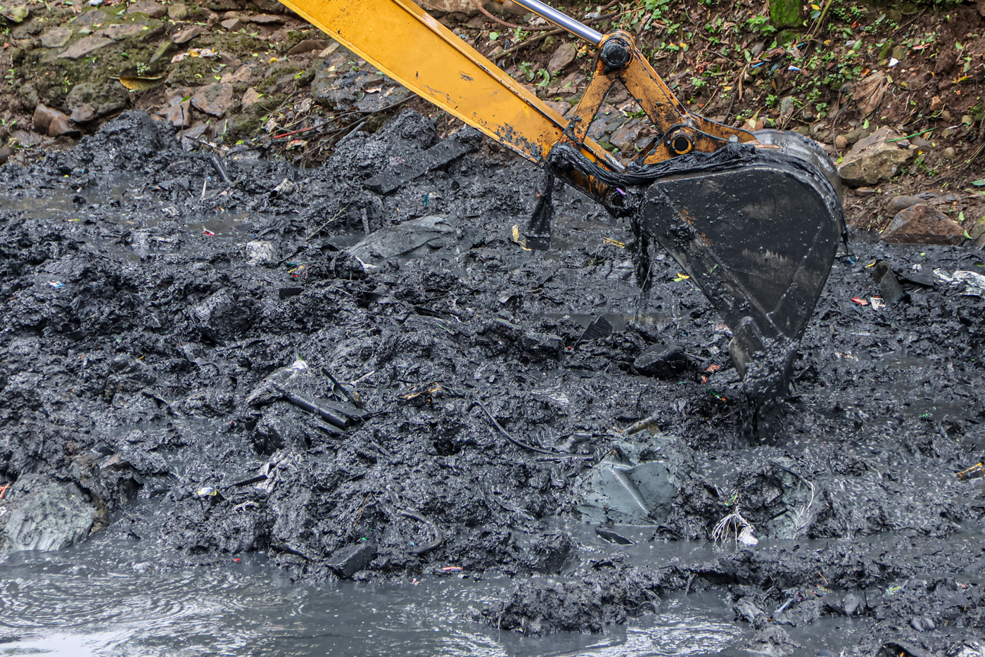 Sejumlah petugas dari Dinas Sumber Daya Air mengetuk sedimentasi di kali Cideng, Jakarta, Jumat (16/