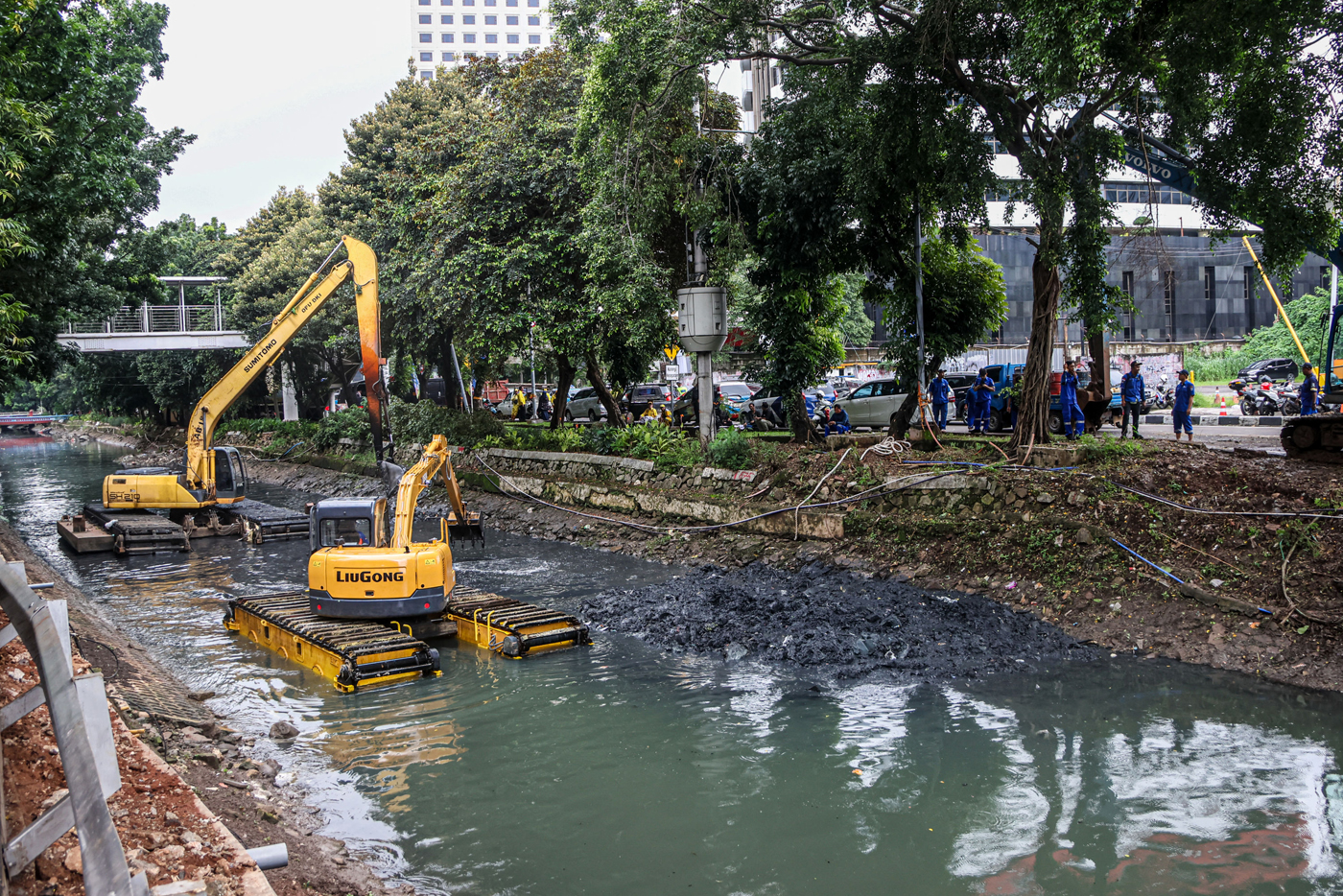 Sejumlah petugas dari Dinas Sumber Daya Air mengetuk sedimentasi di kali Cideng, Jakarta, Jumat (16/